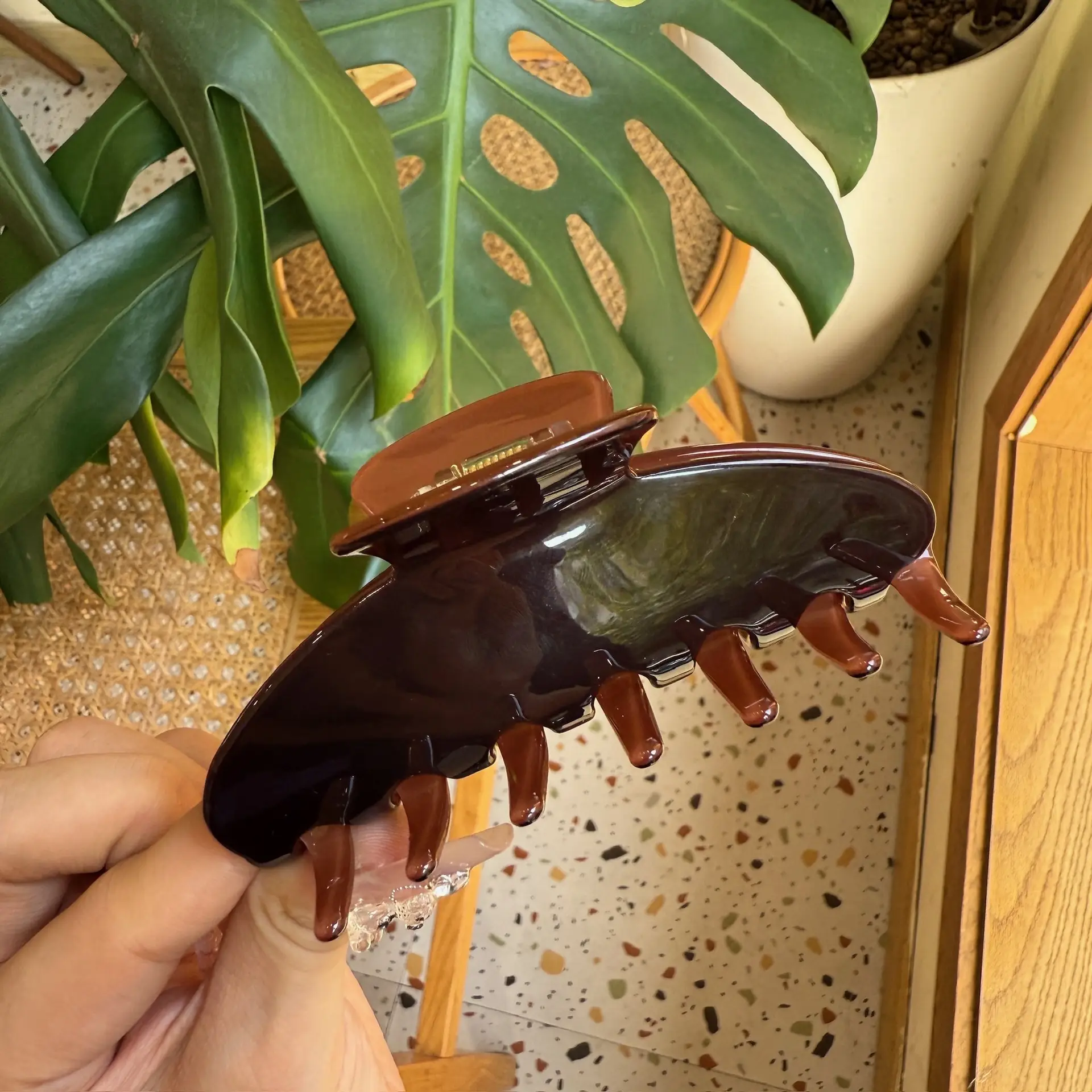 Hot Red Acetate Hair Clip with Color Changing Shark Design - Image 8