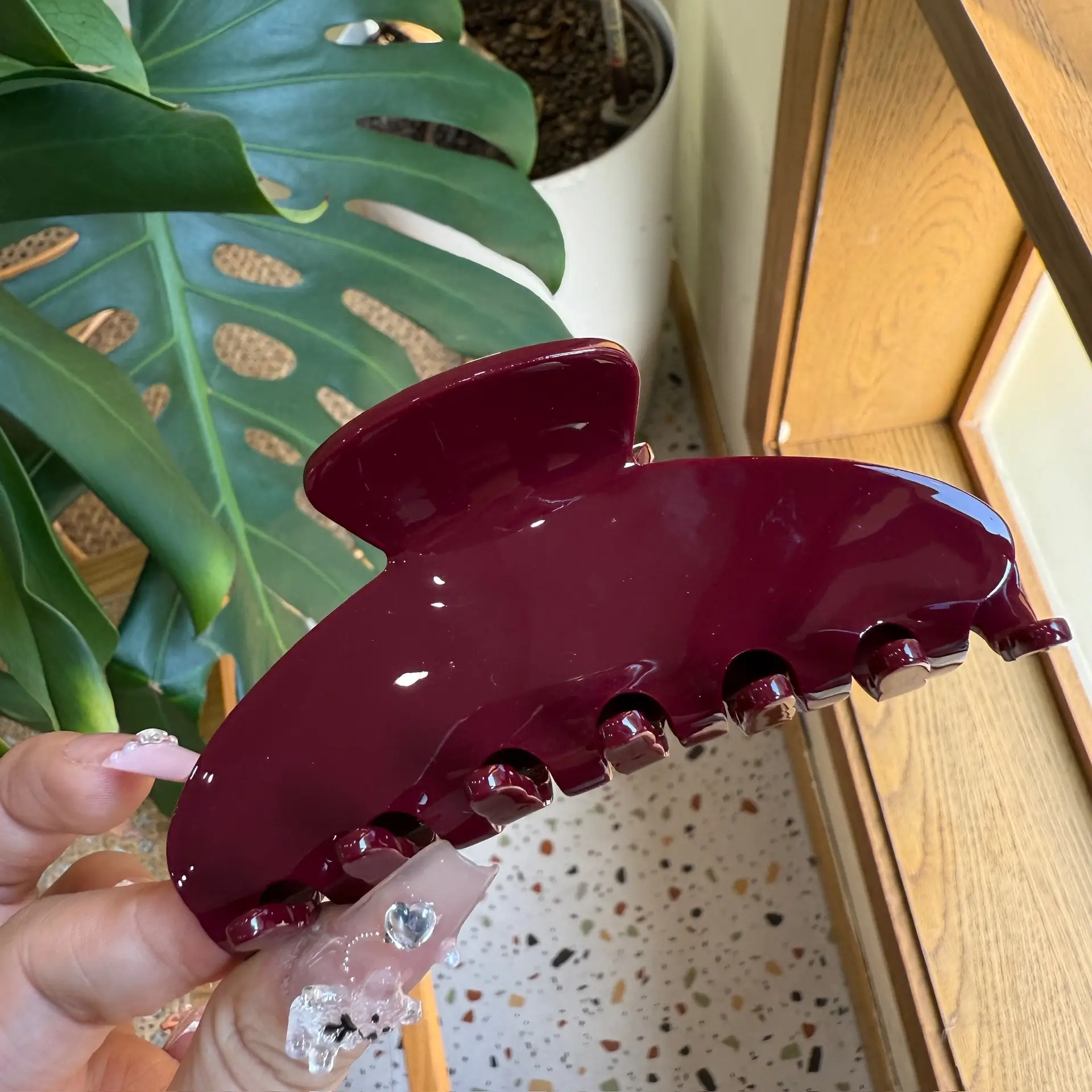 Hot Red Acetate Hair Clip with Color Changing Shark Design - Image 9