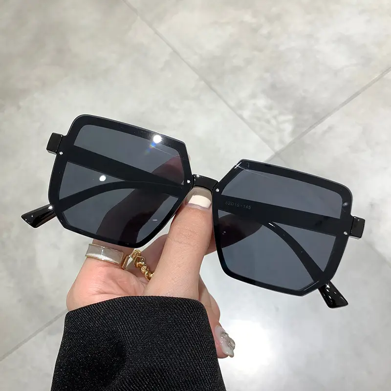 Black Frame gray piece
