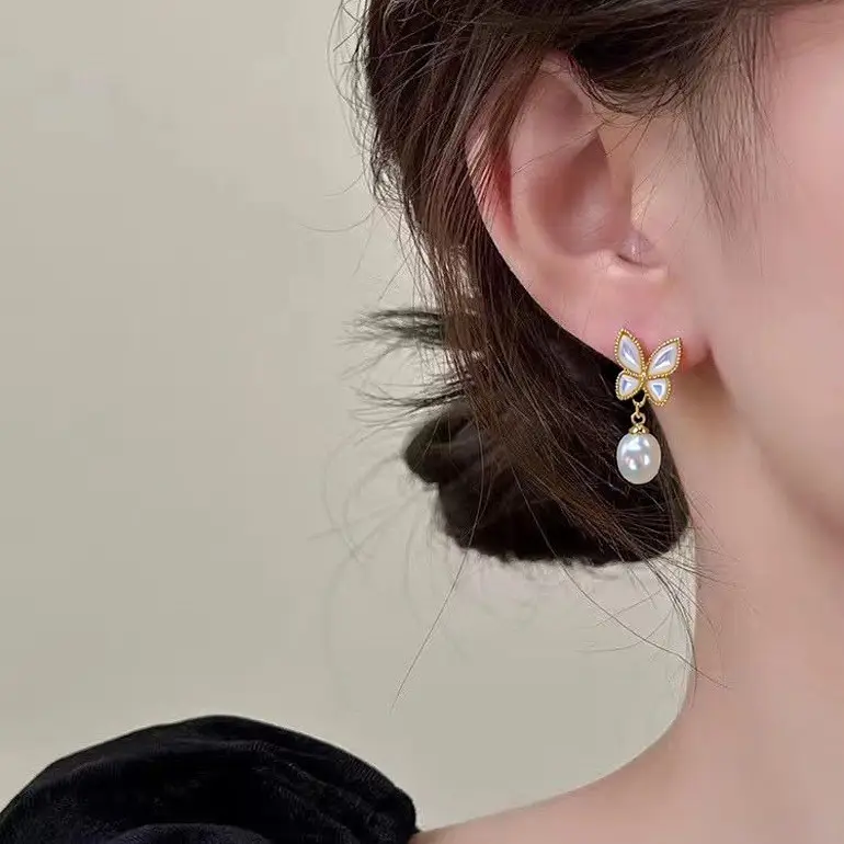 Light Luxury Butterfly Pearl Earrings Gold 18K