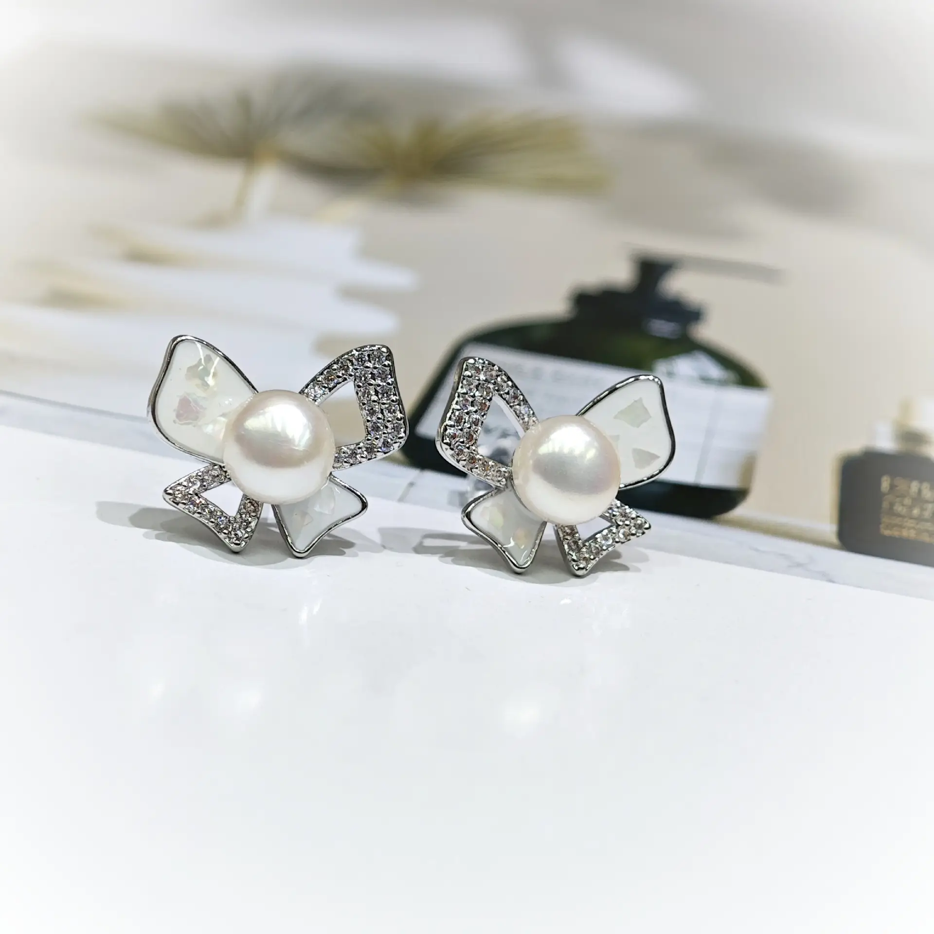 Dan Peach Pearl Earrings Gold Plated with Sparkle — feature 8