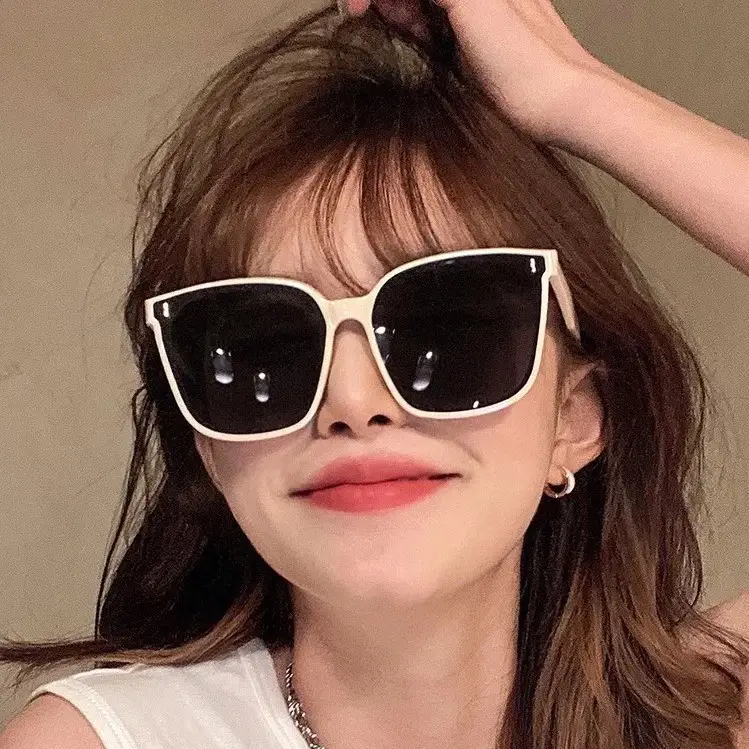 Face-Slimming Sunglasses for Women Black Polarized - Image 4