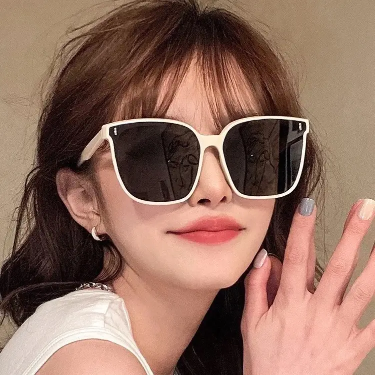 Face-Slimming Sunglasses for Women Black Polarized - Image 6