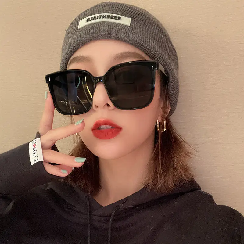 Face-Slimming Sunglasses for Women Black Polarized β feature 1