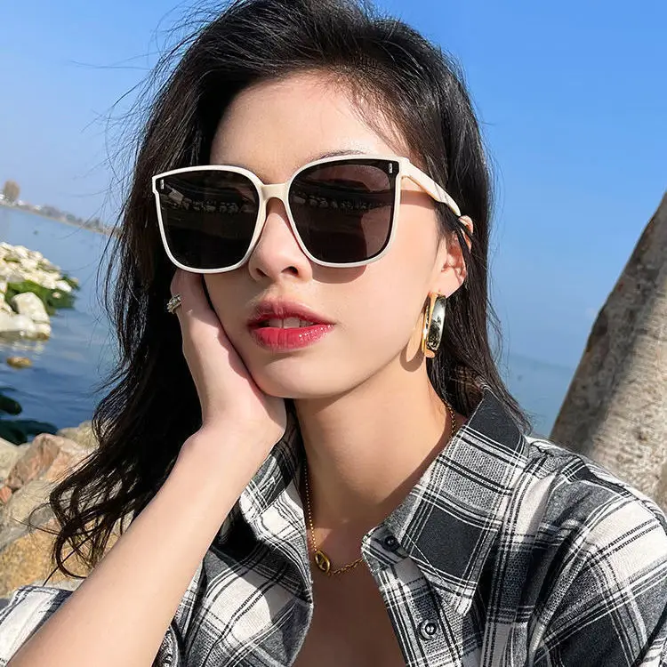 Face-Slimming Sunglasses for Women Black Polarized β feature 2