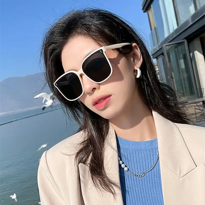 Face-Slimming Sunglasses for Women Black Polarized β feature 3