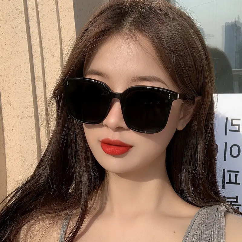 Face-Slimming Sunglasses for Women Black Polarized β feature 4
