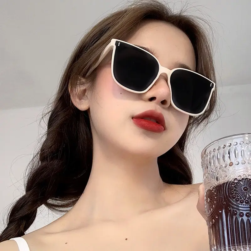 Face-Slimming Sunglasses for Women Black Polarized β feature 5