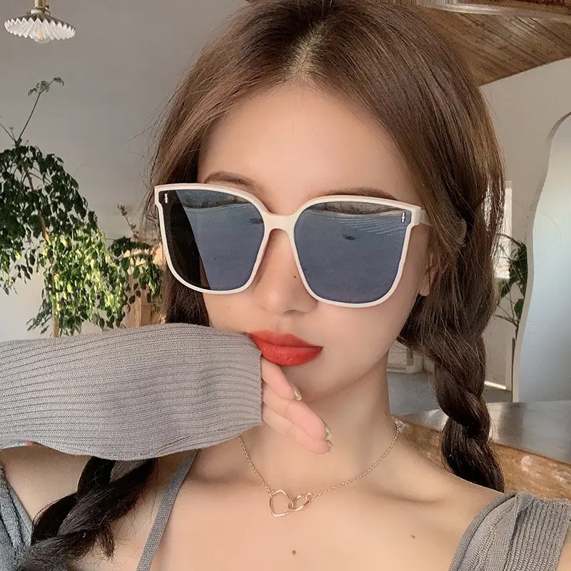 Face-Slimming Sunglasses for Women Black Polarized β feature 6