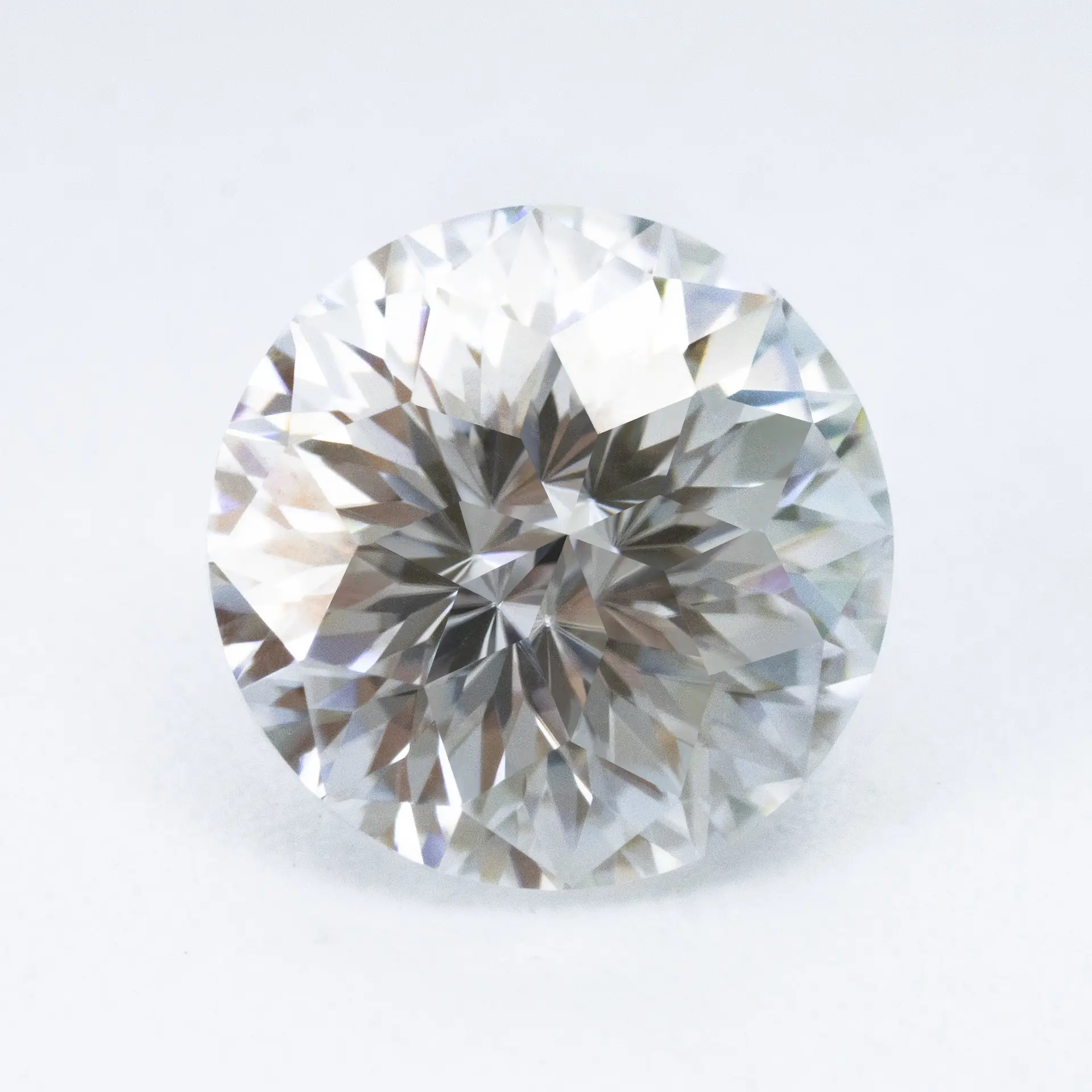 Round Moissanite Studs 1 & 2克拉 White — feature 4