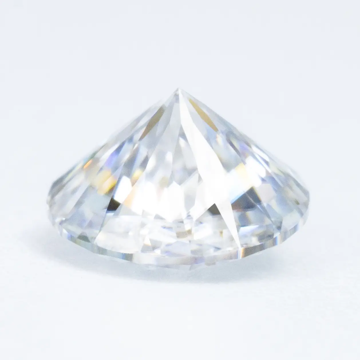 Round Moissanite Studs 1 & 2克拉 White — feature 5