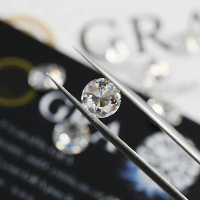Round Moissanite Studs 1 & 2克拉 White — feature 7