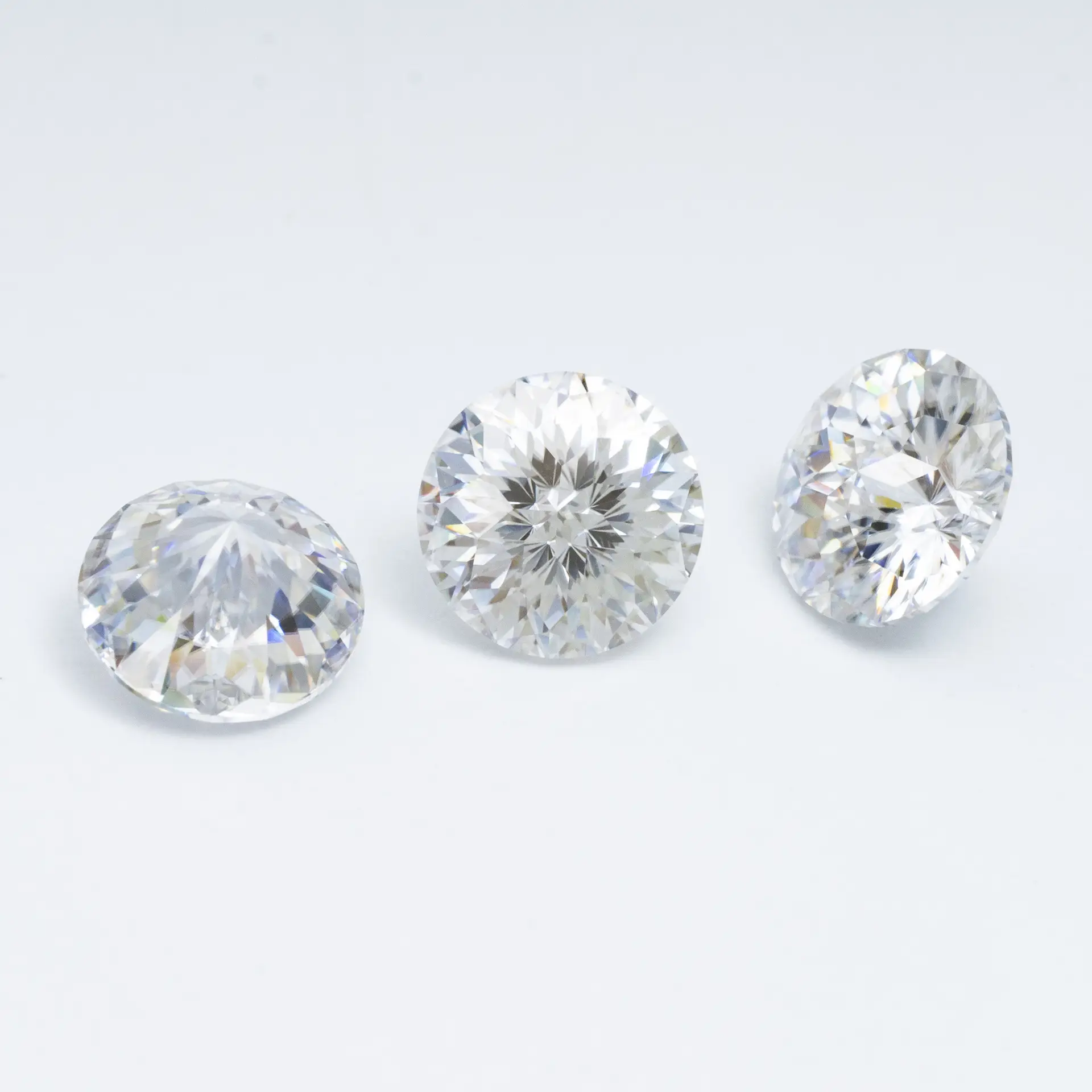 Round Moissanite Studs 1 & 2克拉 White — feature 9