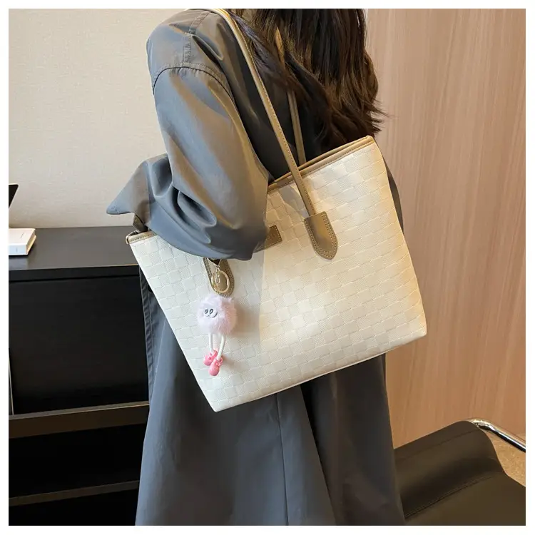 Women's Large Capacity Black Textured Shoulder Bag 2023 — feature 11