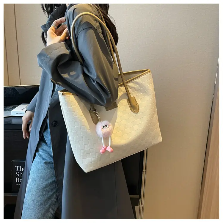 Women's Large Capacity Black Textured Shoulder Bag 2023 — feature 12
