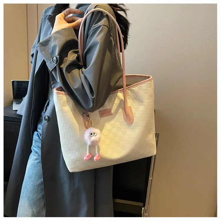 Women's Large Capacity Black Textured Shoulder Bag 2023 — feature 15