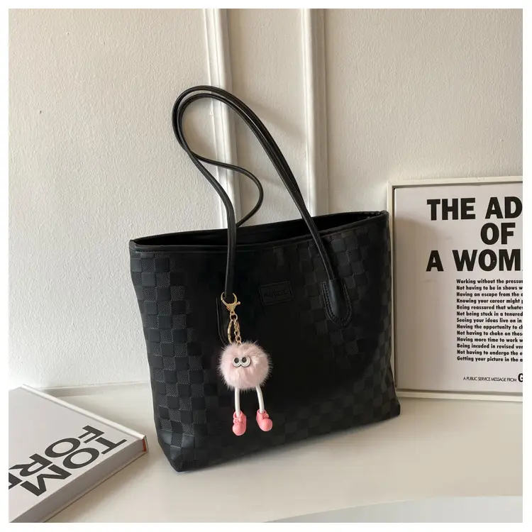Women's Large Capacity Black Textured Shoulder Bag 2023 — feature 17