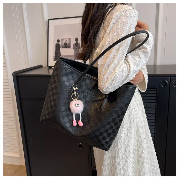 Women's Large Capacity Black Textured Shoulder Bag 2023 — feature 8