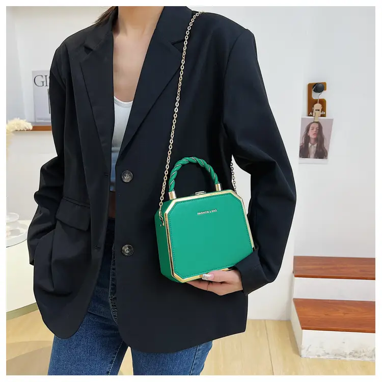 Women's Gold Chain Crossbody Shoulder Bag — feature 10