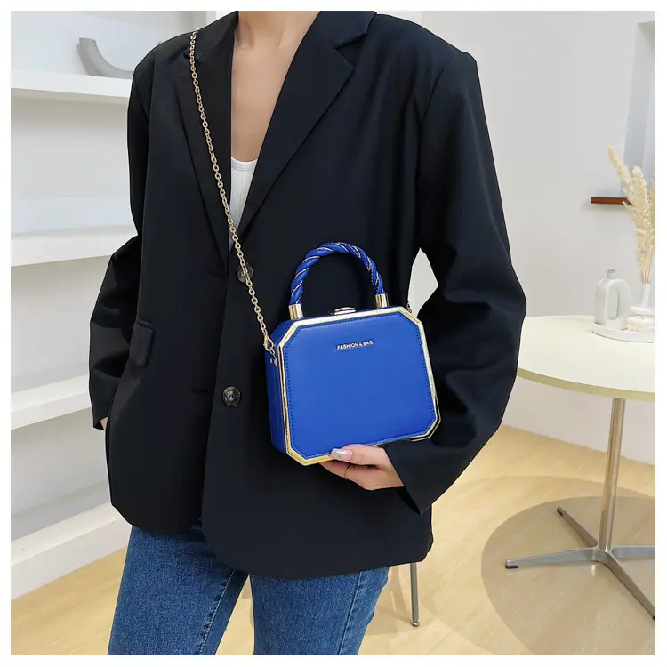 Women's Gold Chain Crossbody Shoulder Bag — feature 11
