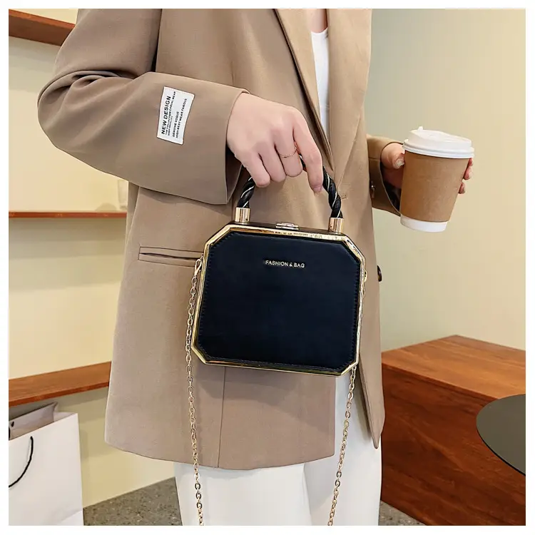 Women's Gold Chain Crossbody Shoulder Bag — feature 13