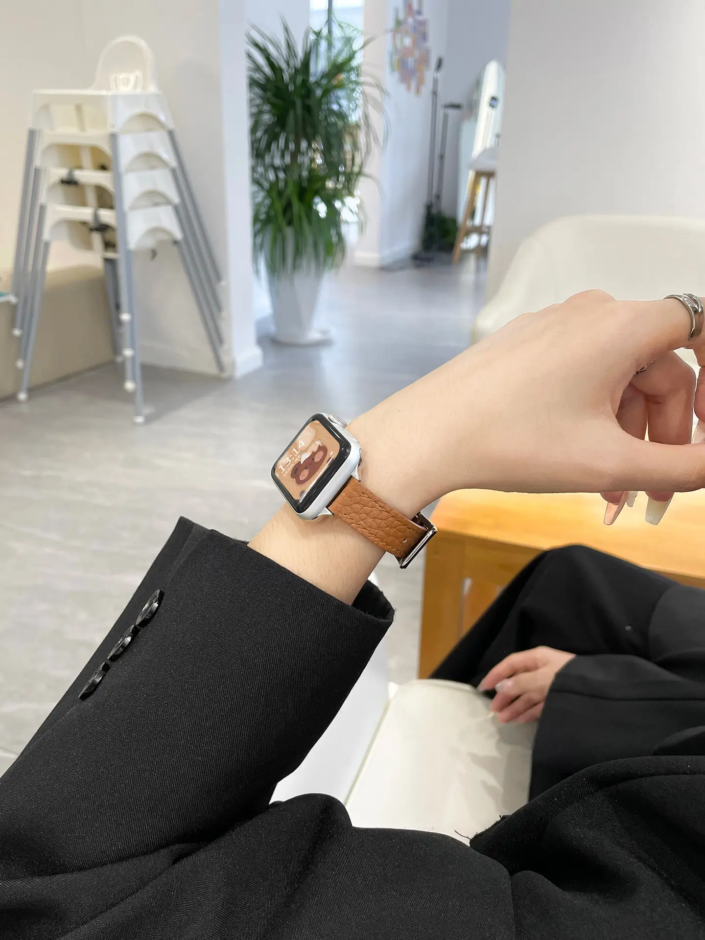 Apple Watch SE Leather Strap Watch for Girls Autumn Winter — feature 4