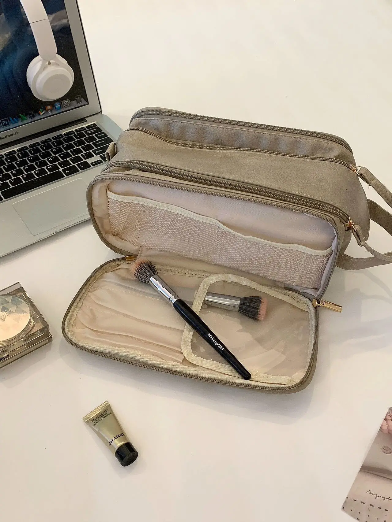 White Makeup Brush & Storage Bag for Women — feature 2