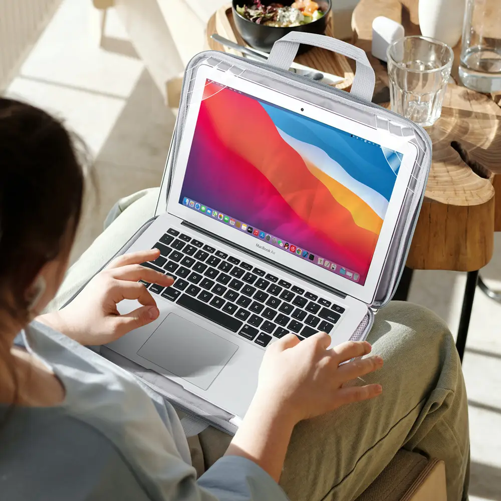 Apple MacBook 16" Protective Case Bag — feature 7