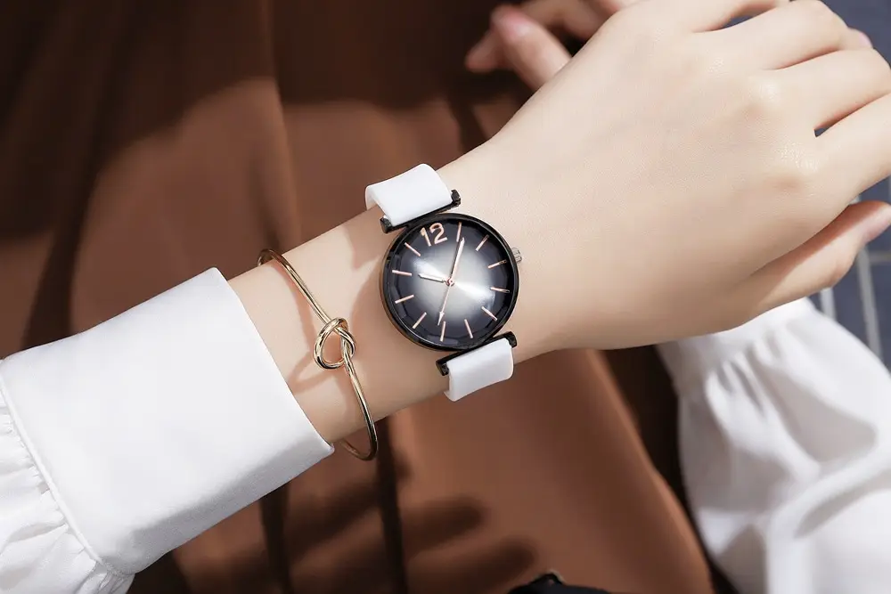 Women's Pink Silicone Quartz Watch with Diamond Glass Dial — feature 10