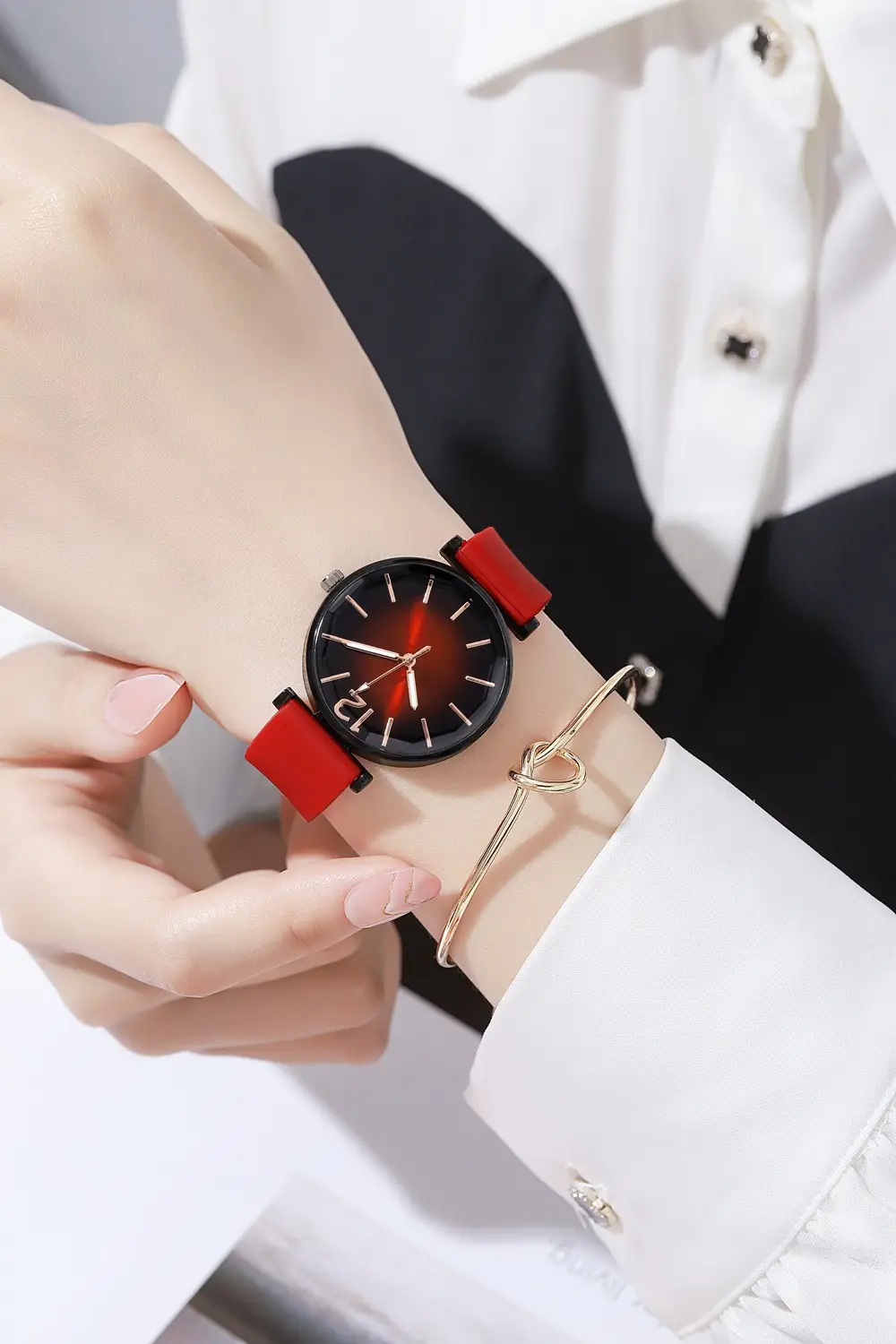 Women's Pink Silicone Quartz Watch with Diamond Glass Dial — feature 9
