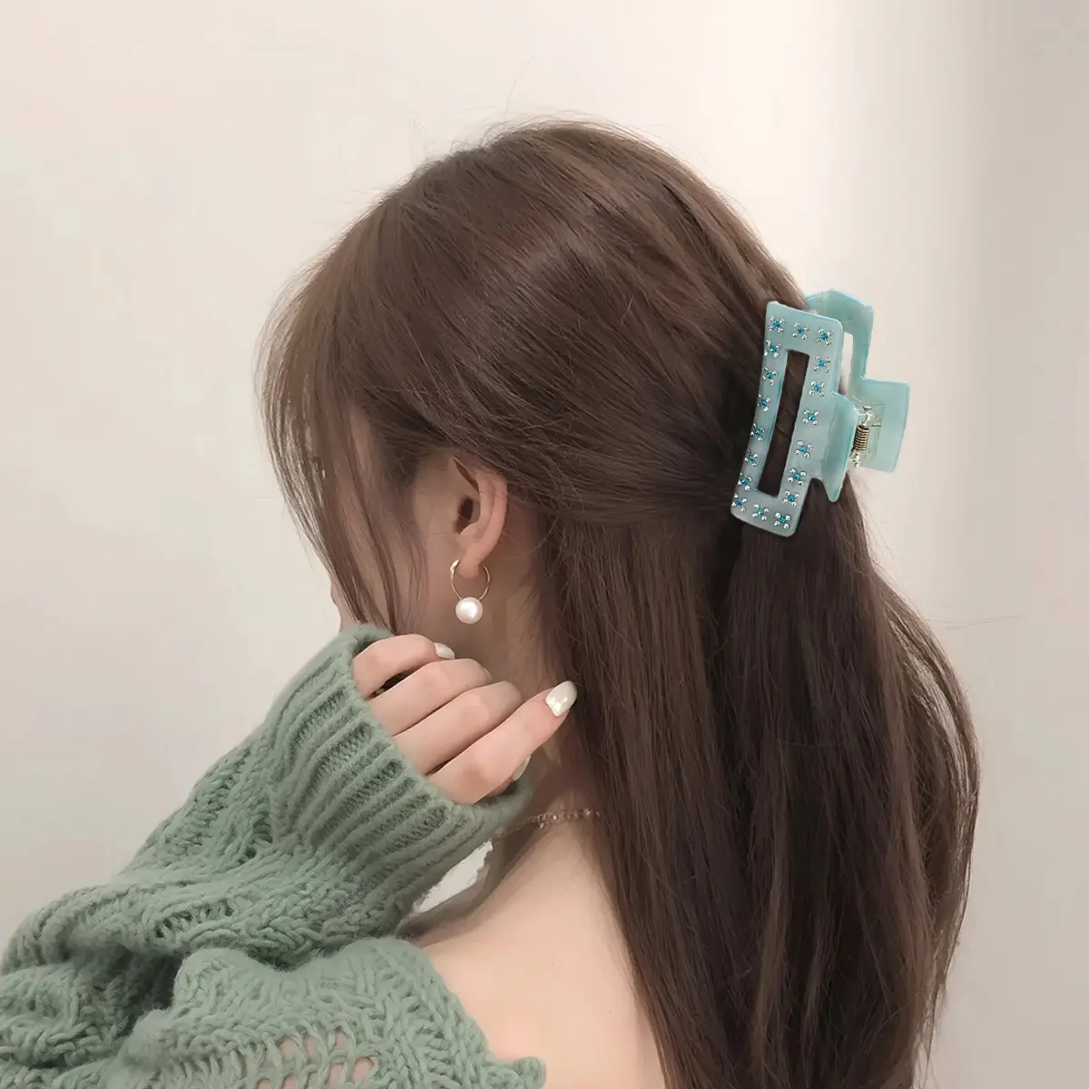 Women's Acrylic Shark Clip with Diamond Embellishment - Image 8