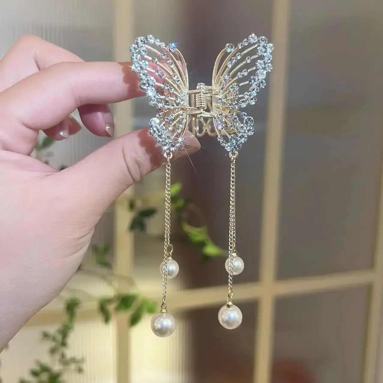 Light Luxury Sparkling Butterfly Hairpin with Diamond Tassels — feature 3