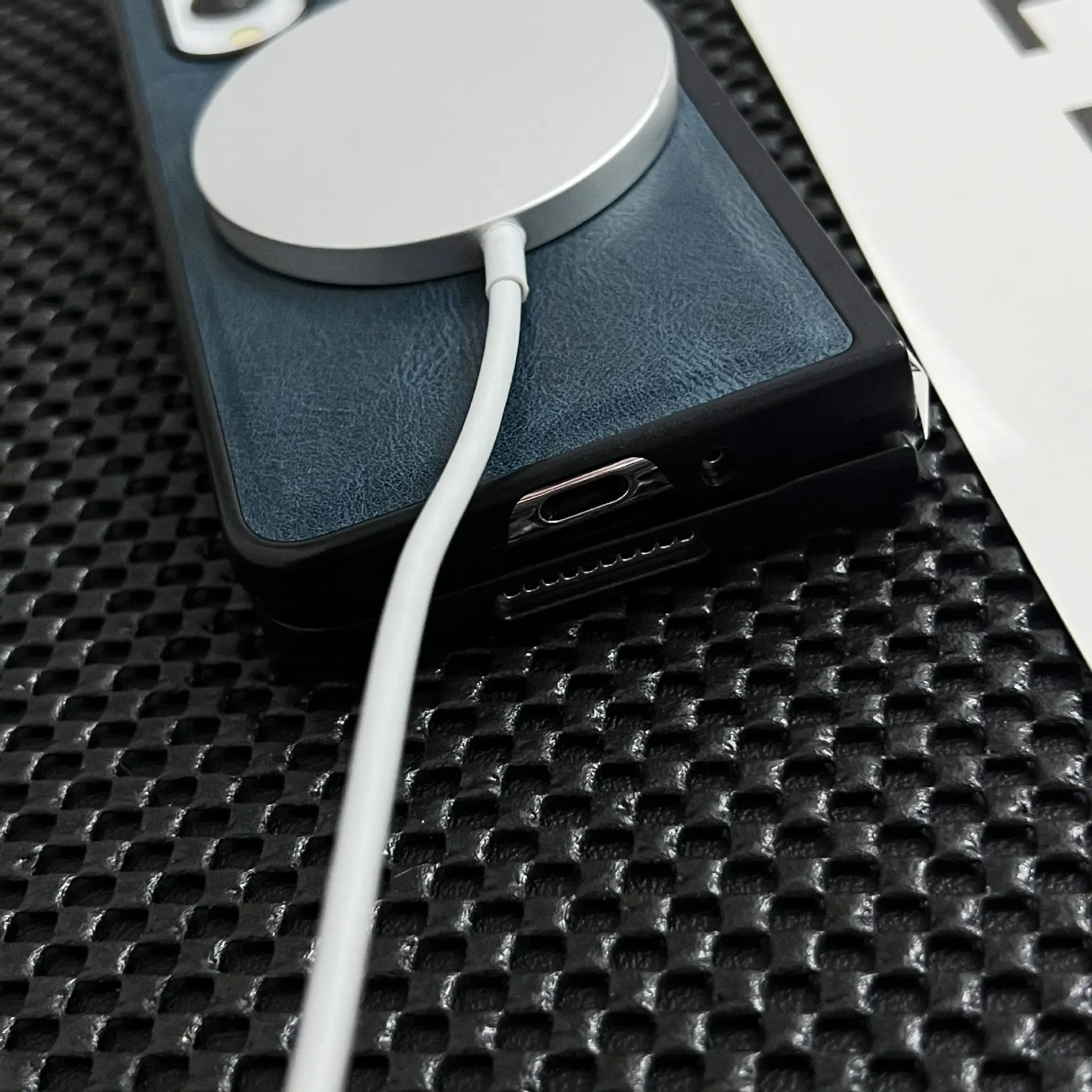 Samsung Fold5 Magnetic Leather Case Green Black — feature 7