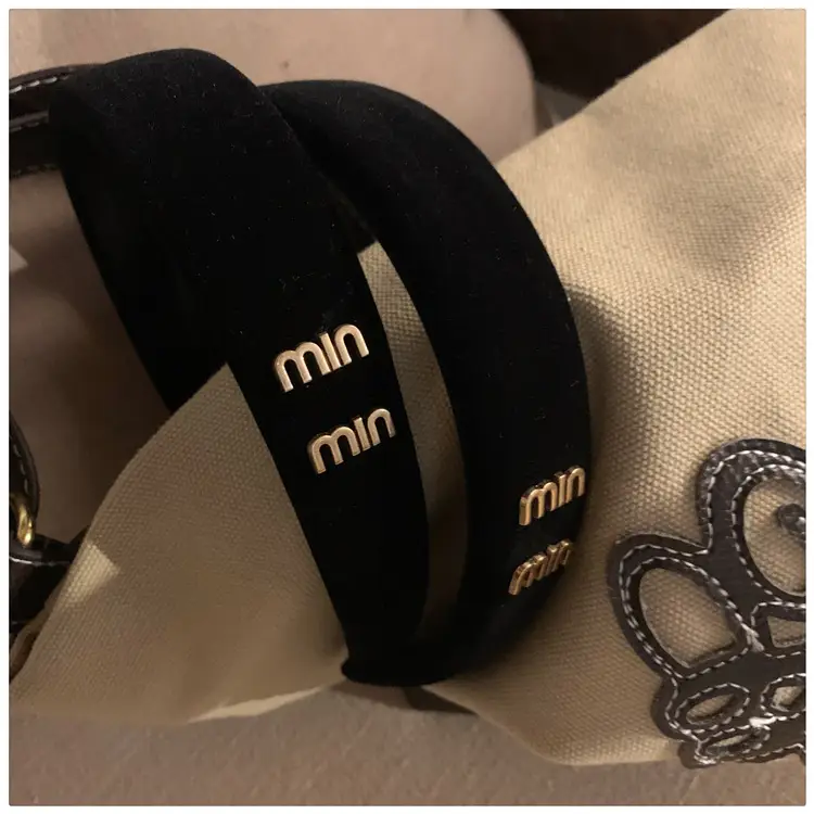 Black Velvet Headband with Letter Wide Bristle — feature 15