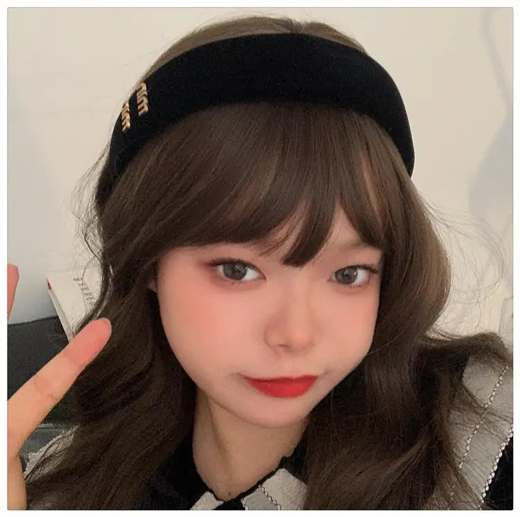 Black Velvet Headband with Letter Wide Bristle — feature 17