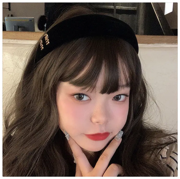 Black Velvet Headband with Letter Wide Bristle — feature 18