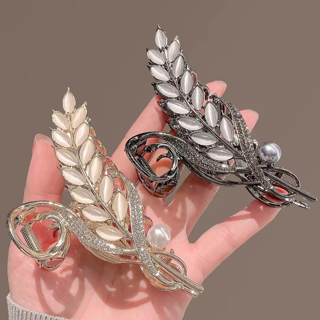 Golden Wheat Ear Clip with Pearl & Diamond Design