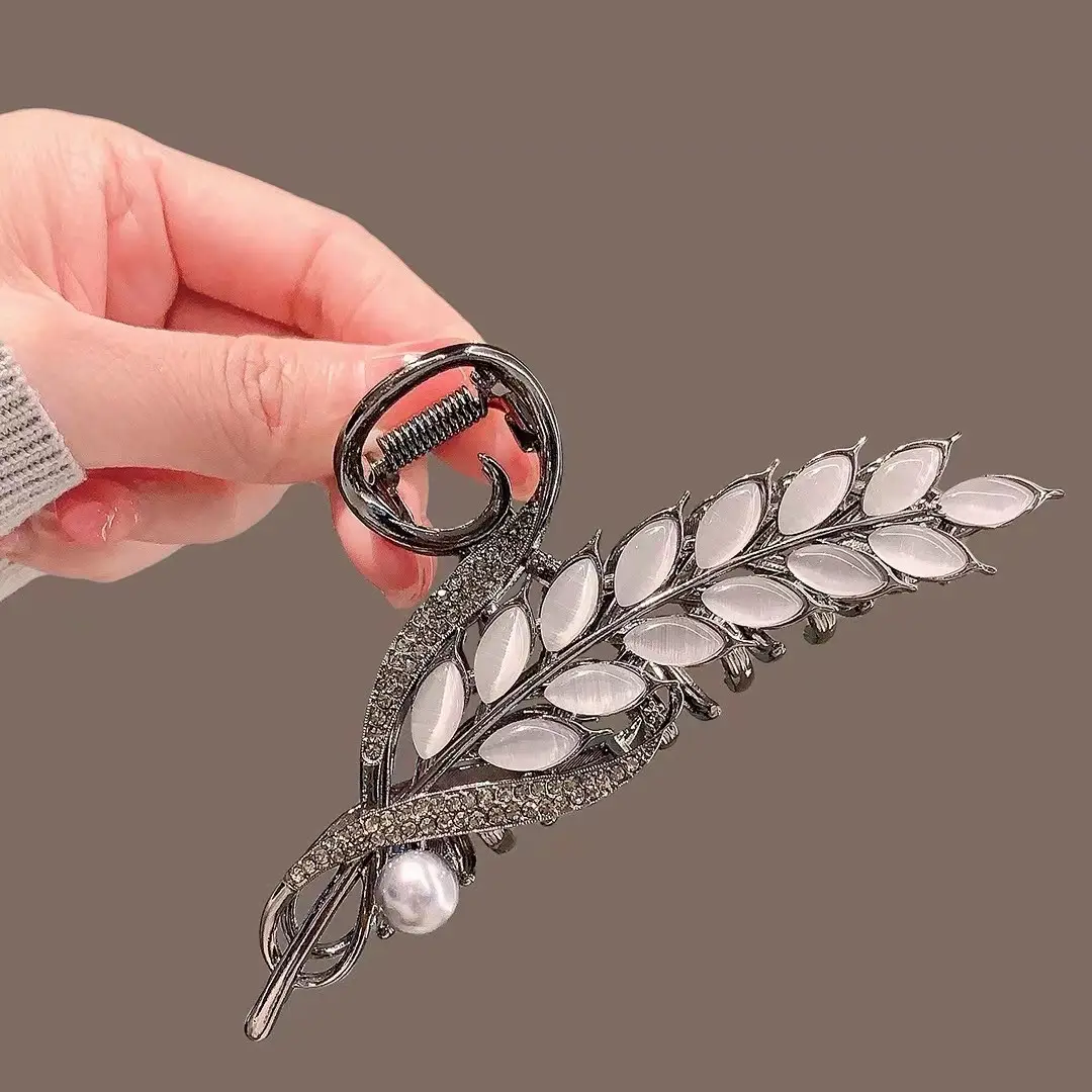 Golden Wheat Ear Clip with Pearl & Diamond Design