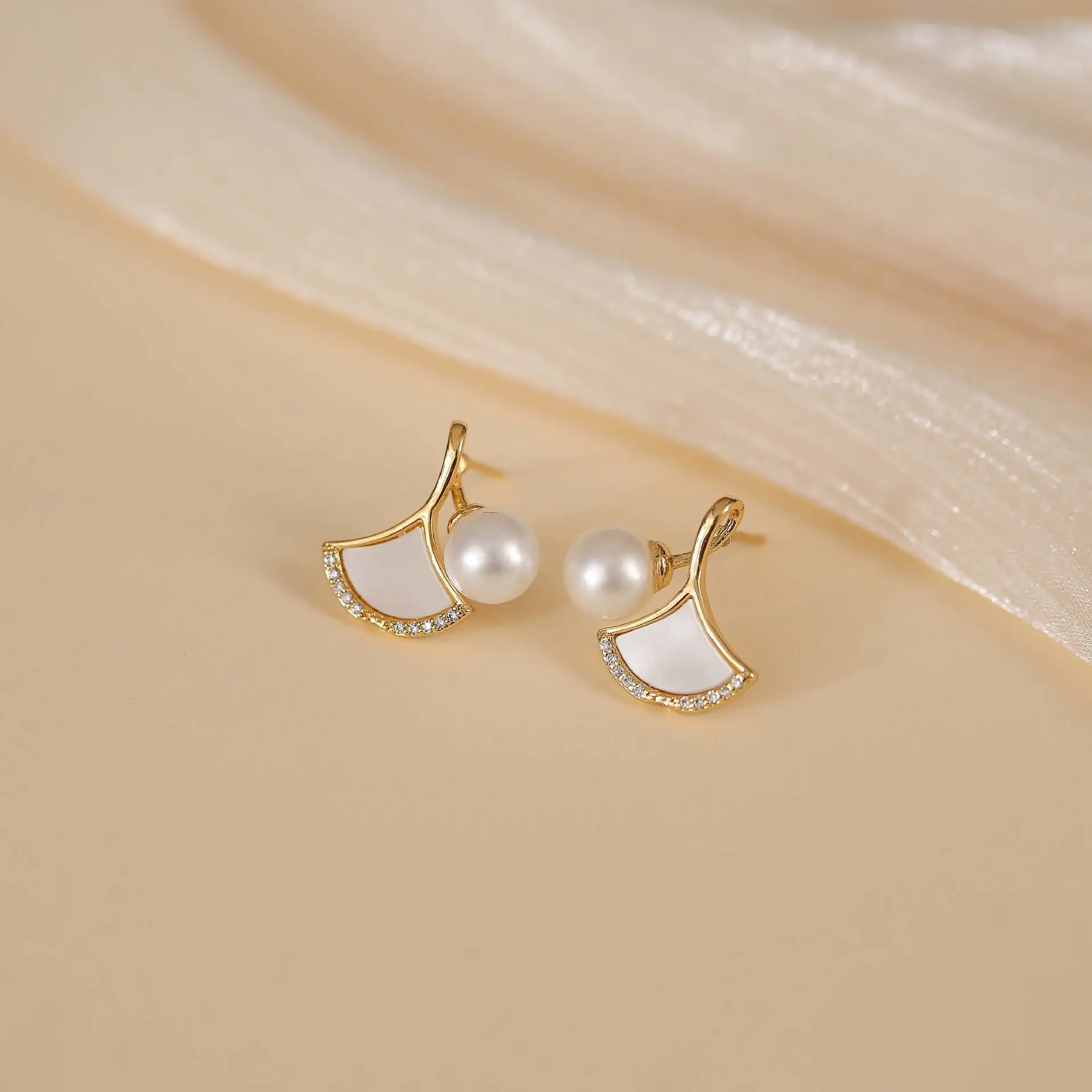 Natural Pearl Ginkgo Leaf Earrings Gold Micro-Set — feature 11