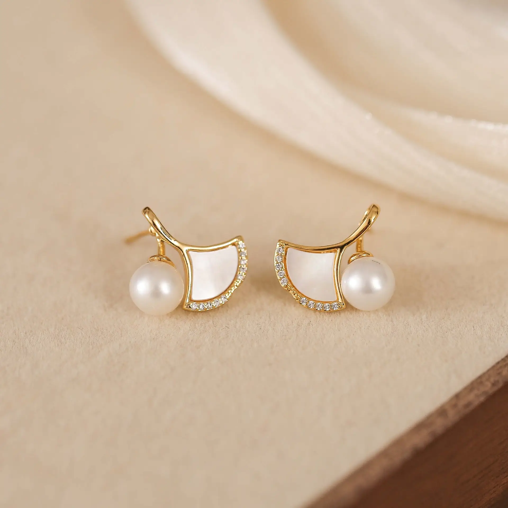 Natural Pearl Ginkgo Leaf Earrings Gold Micro-Set — feature 8
