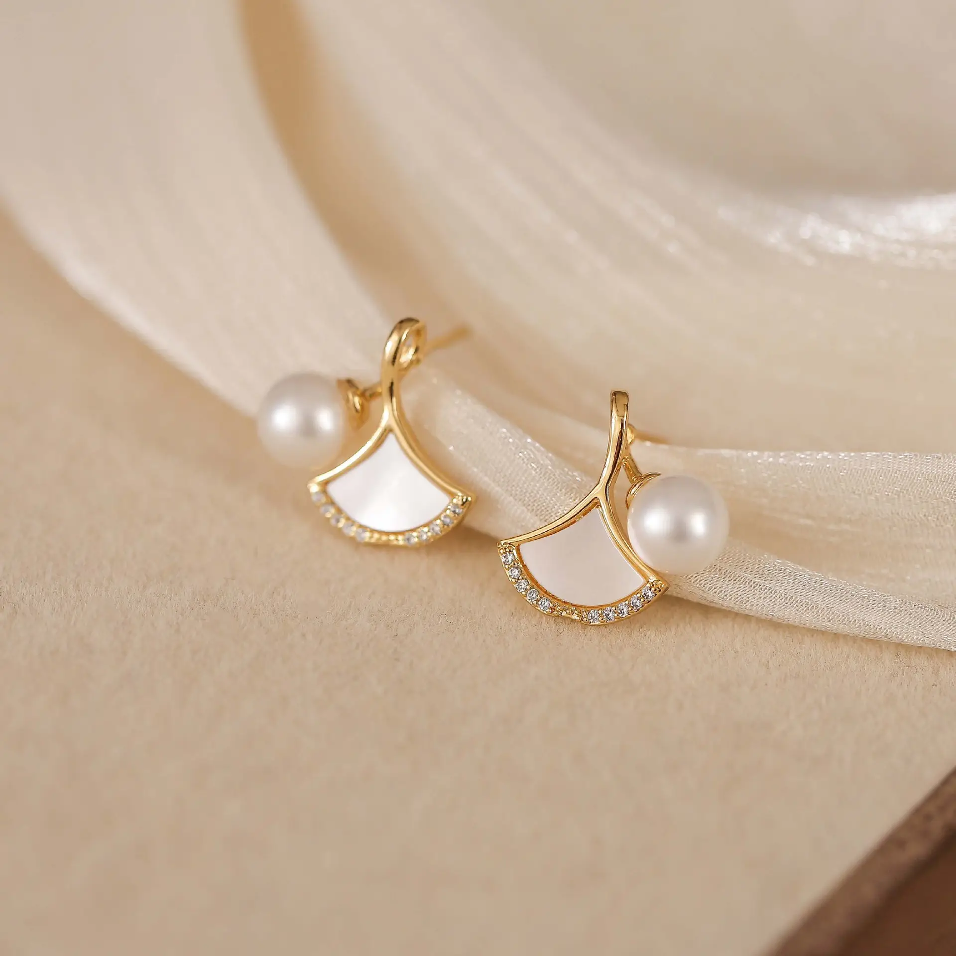 Natural Pearl Ginkgo Leaf Earrings Gold Micro-Set — feature 9