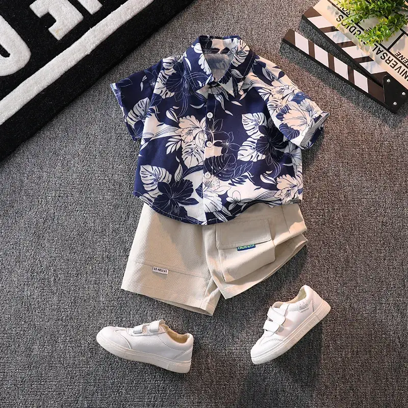 Blue background white flower leaves [Coat + apricot color tooling shorts]]