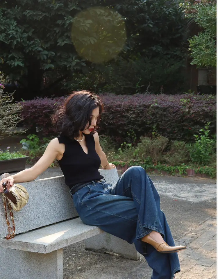 Black Knitted Polo Collar Vest for Women 2024 — feature 11