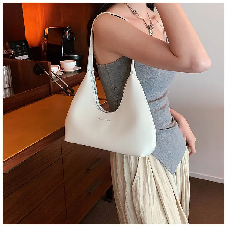Women's White Triangle Shoulder Bag Large Capacity 2025 — feature 18