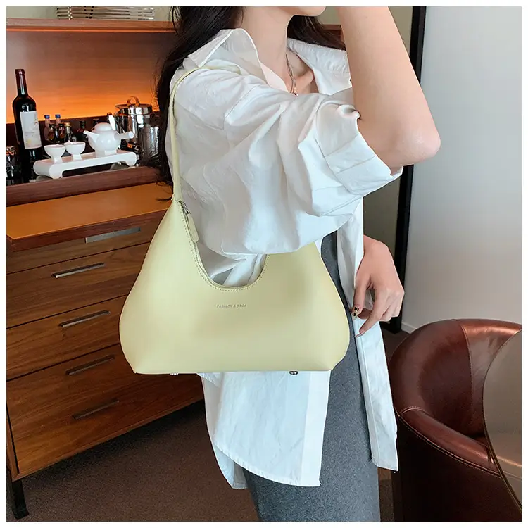 Women's White Triangle Shoulder Bag Large Capacity 2025 — feature 19