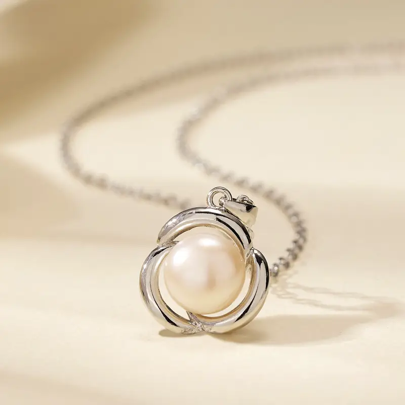 2023 French Literary Women Pearl Pendant Necklace Light Luxury Fashion