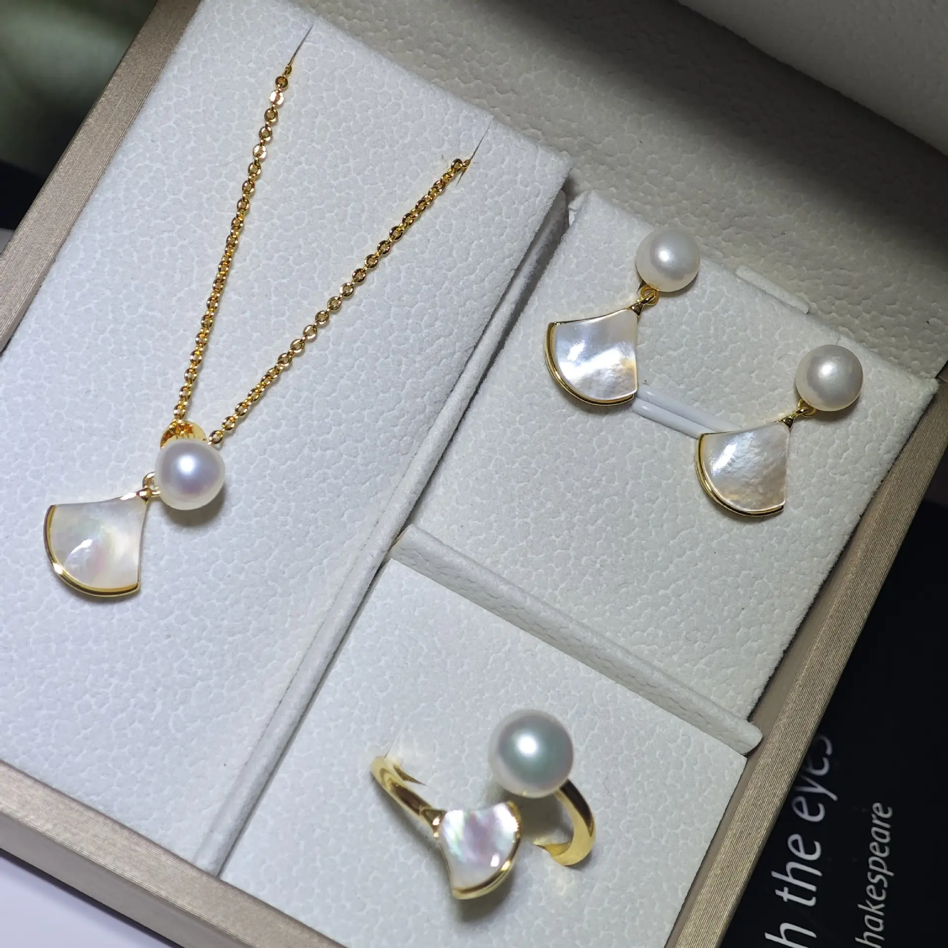 S925 Gold Pearl Heart Necklace with Sea Mother-of-Pearl Design — feature 3