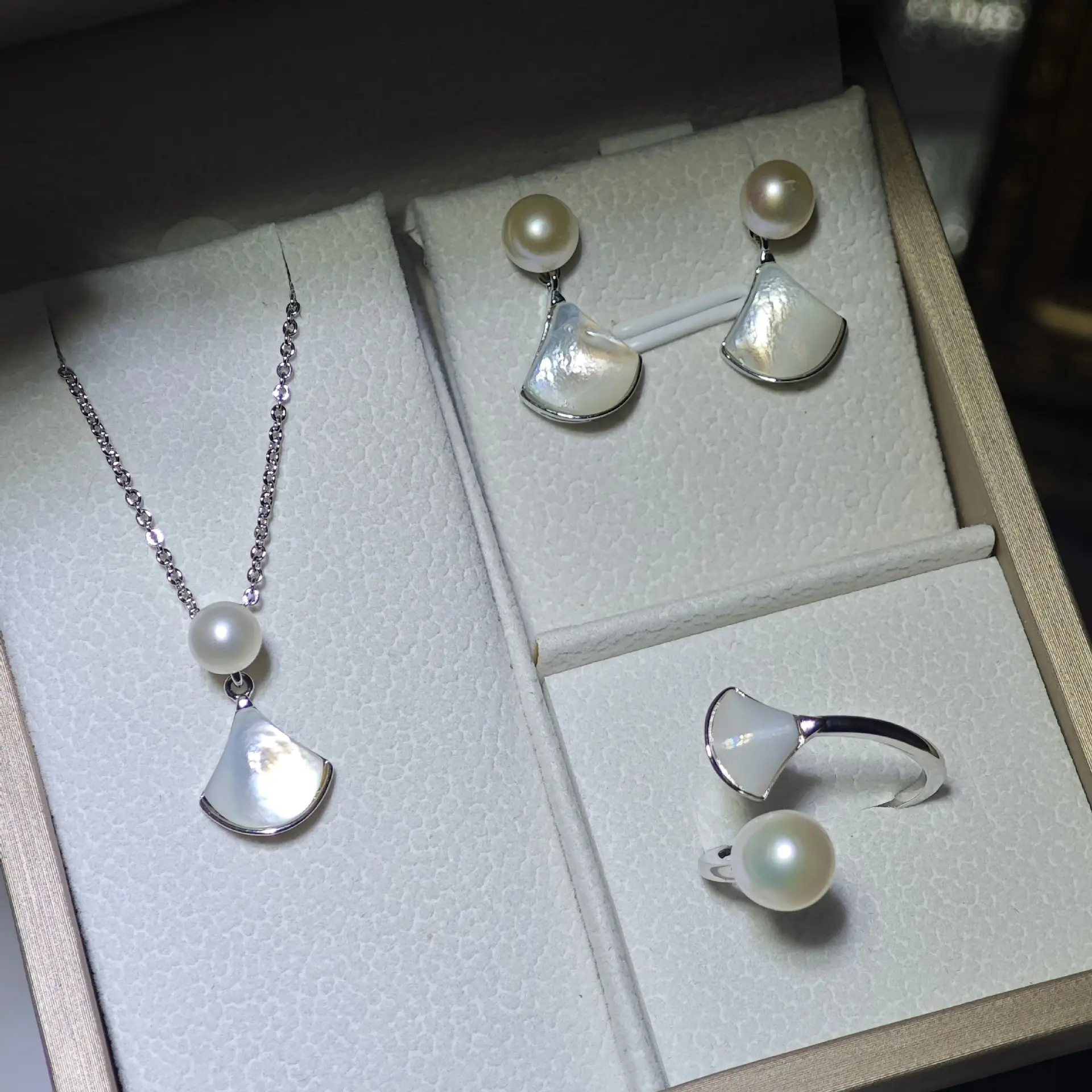 S925 Gold Pearl Heart Necklace with Sea Mother-of-Pearl Design - Image 2