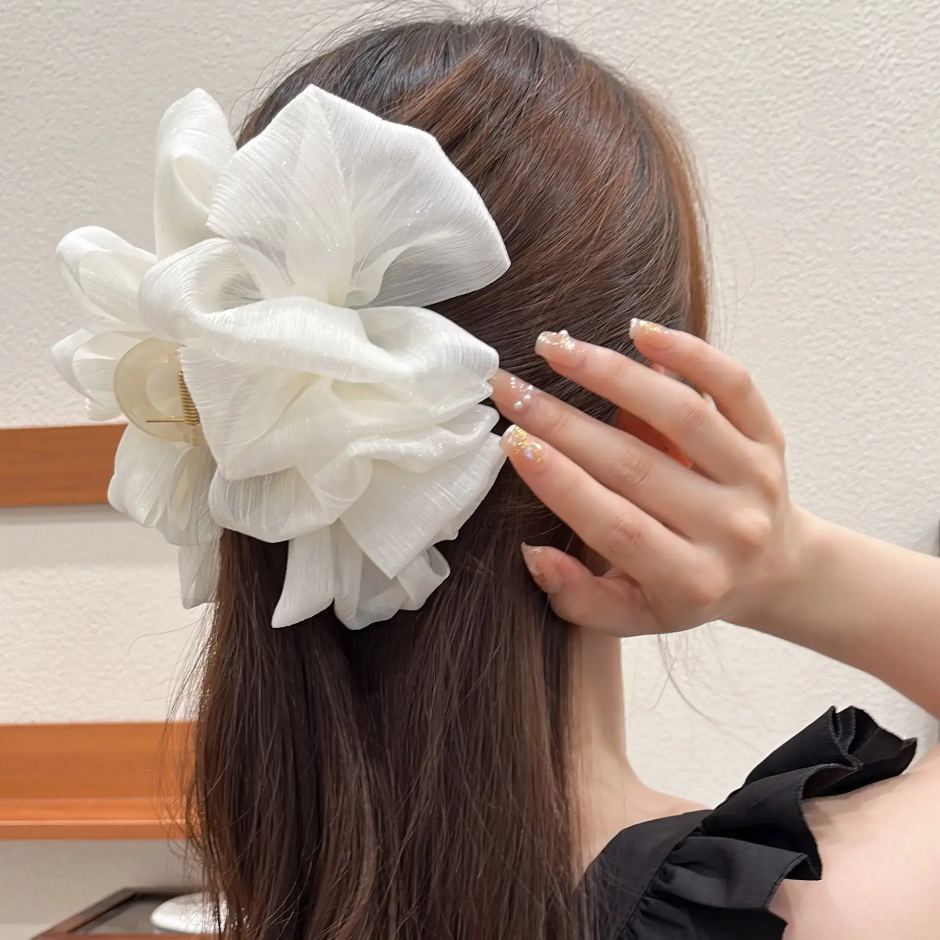 White Large Hairpin with Elegant Bow Design — feature 3