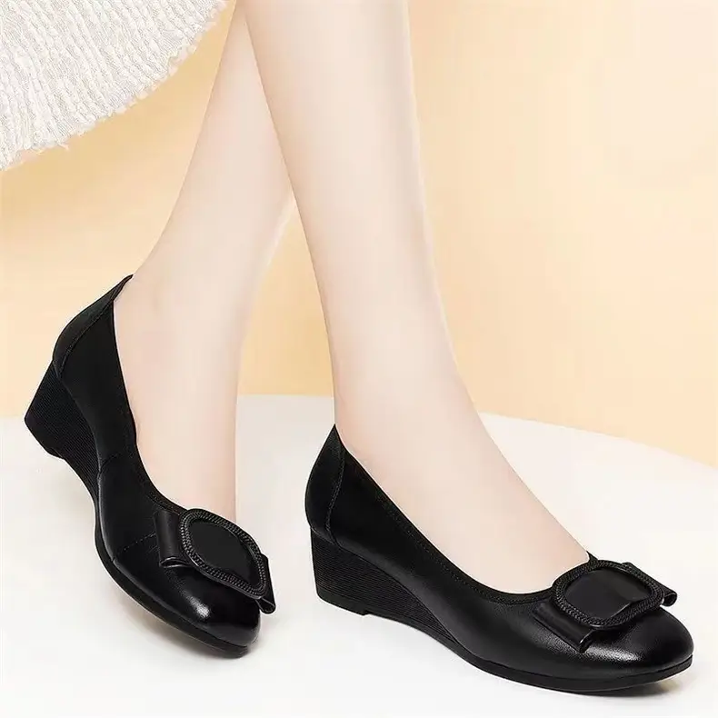 Shallow Wedge Shoes Women's 2023 New Summer Mid-heel Black Soft Bottom Soft Leather Slip-on Leather Shoes for Middle-aged Mothers — feature 3